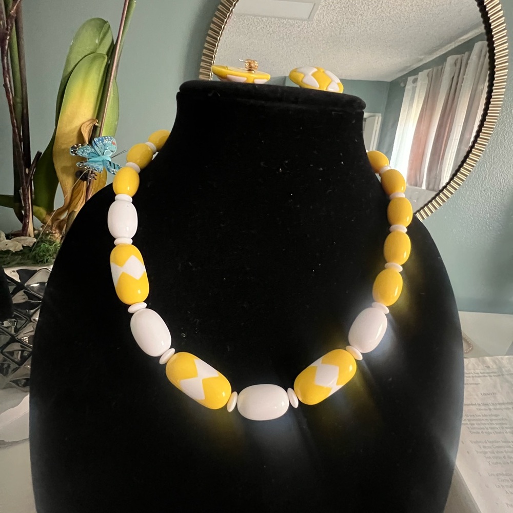 Avon Bold Yellow and White Necklace